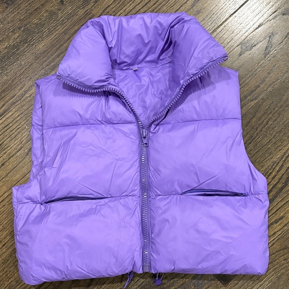 Purple Crop Puffer Vest by Amazon Essentials ( size small) - Picture 3 of 6